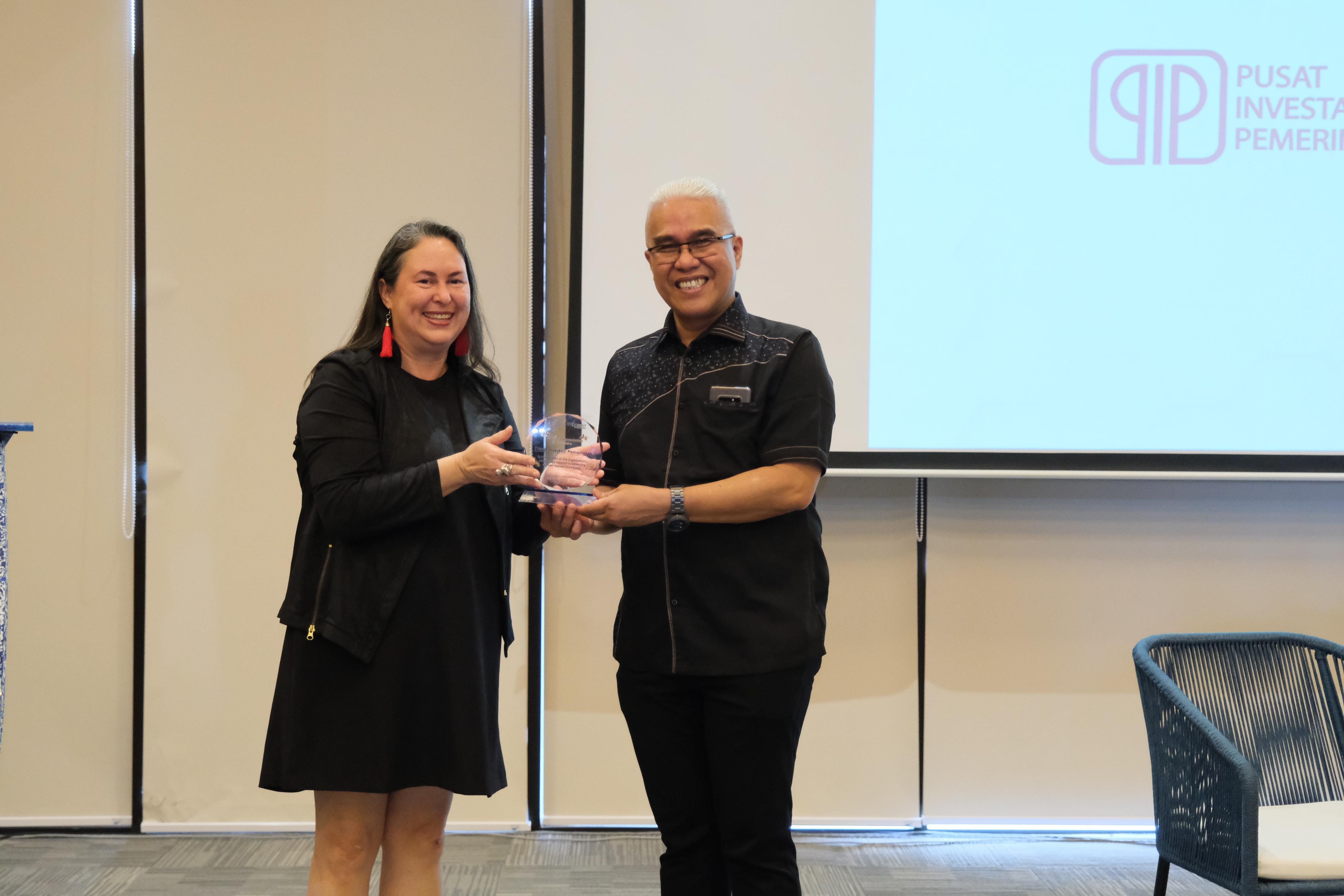 Ismed (kanan) menerima cenderamata dari Elizabeth Vasques, C.E.O WEConnect